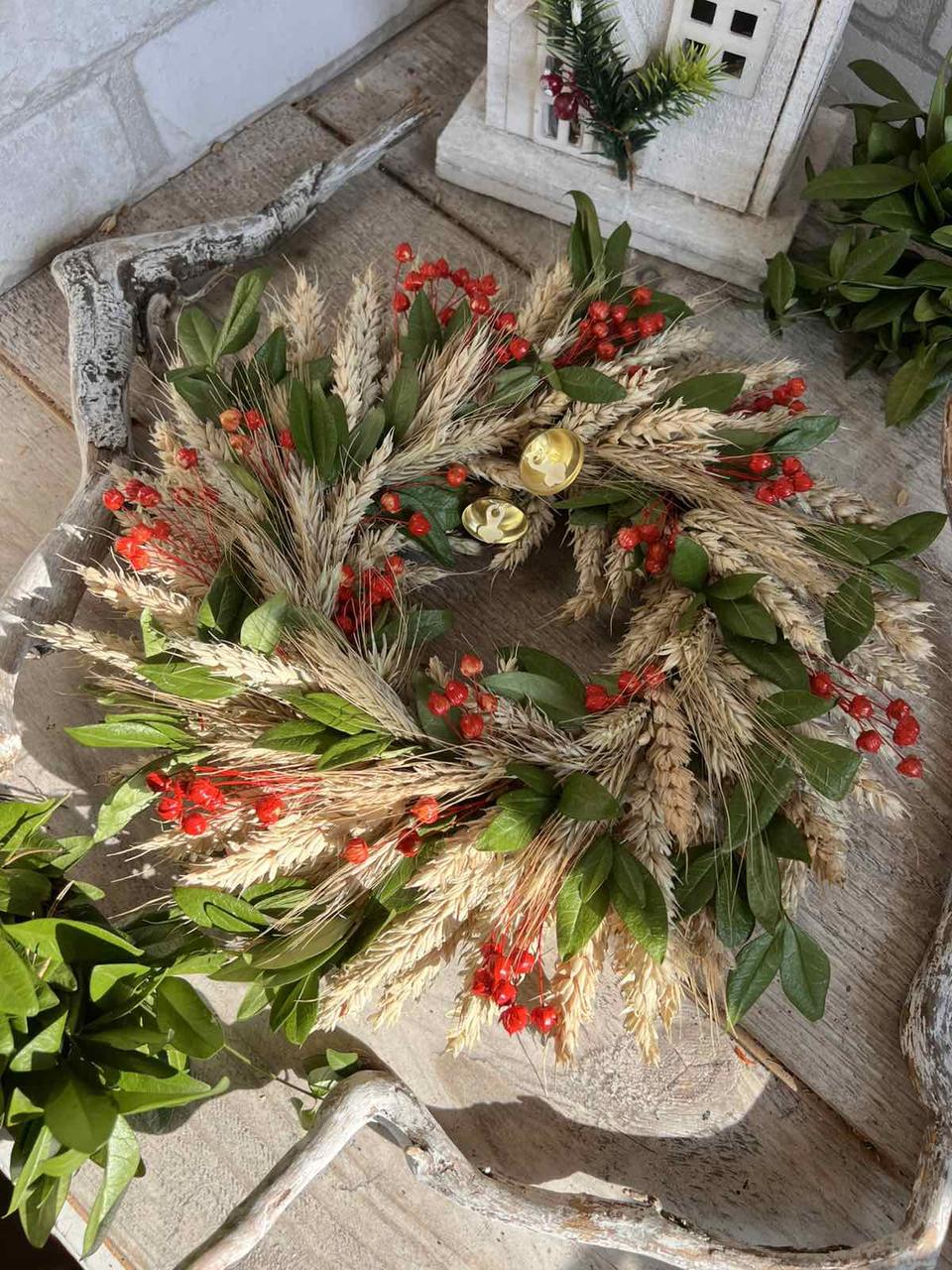 Вінок з натуральних сухоцвітів льону, барвинку і злаків, еко вінок оберіг на двері, флористичний вінок з дзвіночками. Д 28 см, фото 1