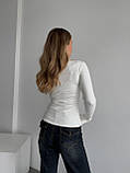 Тепла молочна жіноча обтисла кофта на змійці з тонкого флісу, фото 4