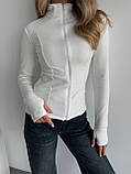 Тепла молочна жіноча обтисла кофта на змійці з тонкого флісу, фото 6