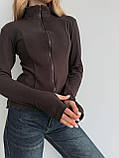 Тепла коричнева жіноча обтисла кофта на змійці з тонкого флісу, фото 4