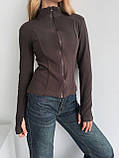 Тепла коричнева жіноча обтисла кофта на змійці з тонкого флісу, фото 2