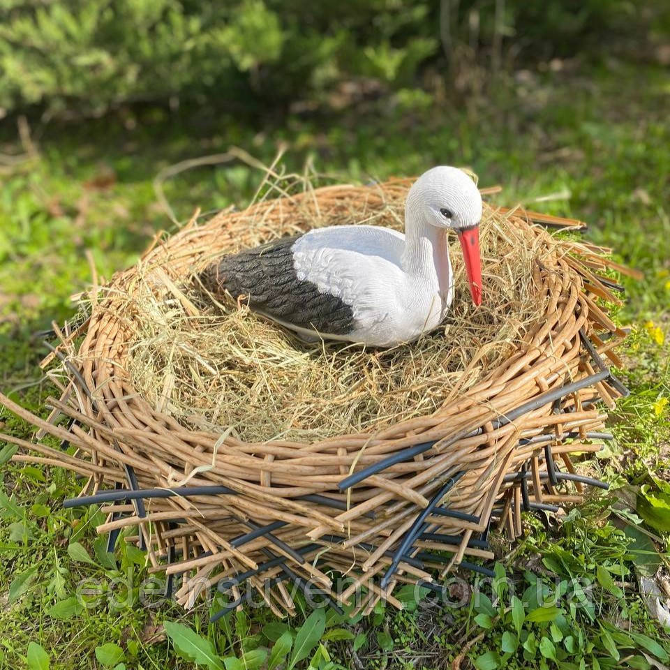 Садова фігура Лелеченя з опущеним клювом у гнізді з ротангу 45 см (19×11×30 см)