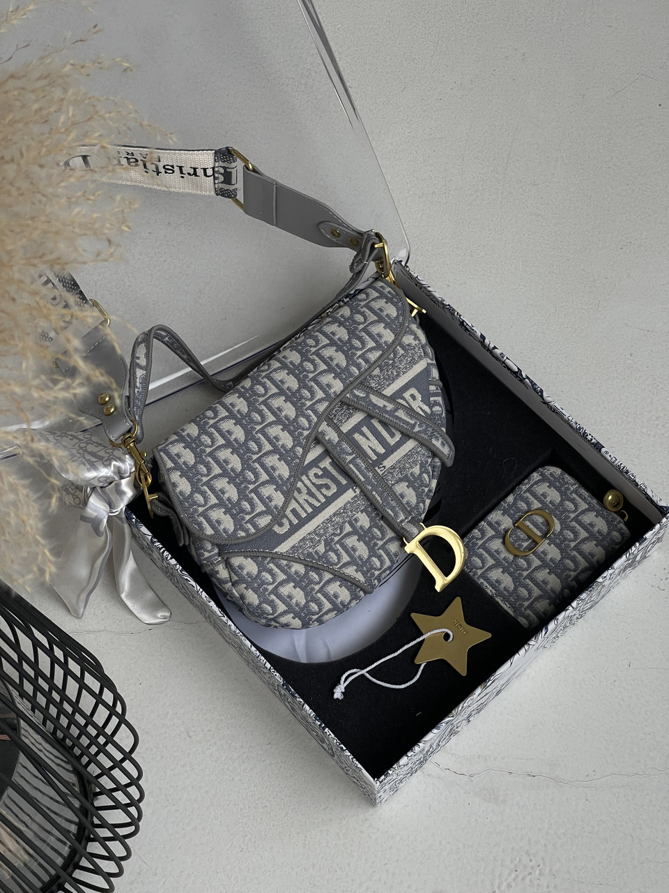 Жіноча сумка-сідло Крістіан Діор світло-сірий. Подарунковий набір Dior Saddle жіночий 4 предмети, фото 1