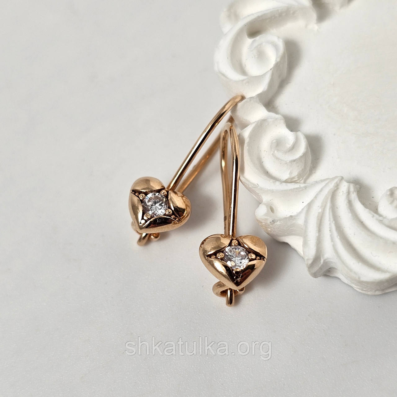 Золоті сережки сердечка з білими каменями фіанітами в центрі