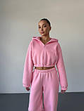 Утеплений жіночий костюм оверсайз рожевого кольору з укороченим худі, фото 5