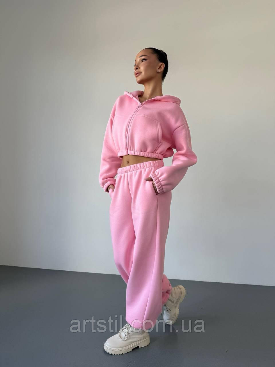 Утеплений жіночий костюм оверсайз рожевого кольору з укороченим худі, фото 1