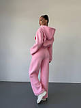 Утеплений жіночий костюм оверсайз рожевого кольору з укороченим худі, фото 4