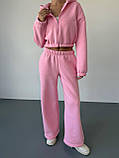 Утеплений жіночий костюм оверсайз рожевого кольору з укороченим худі, фото 3
