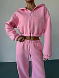 Утеплений жіночий костюм оверсайз рожевого кольору з укороченим худі, фото 6