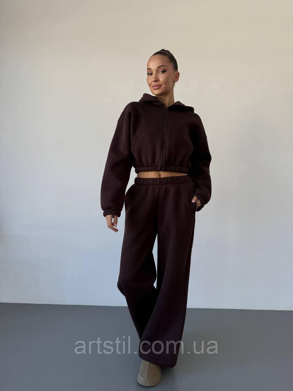 Утеплений жіночий костюм оверсайз з укороченим худі , темно-коричневого кольору, фото 1