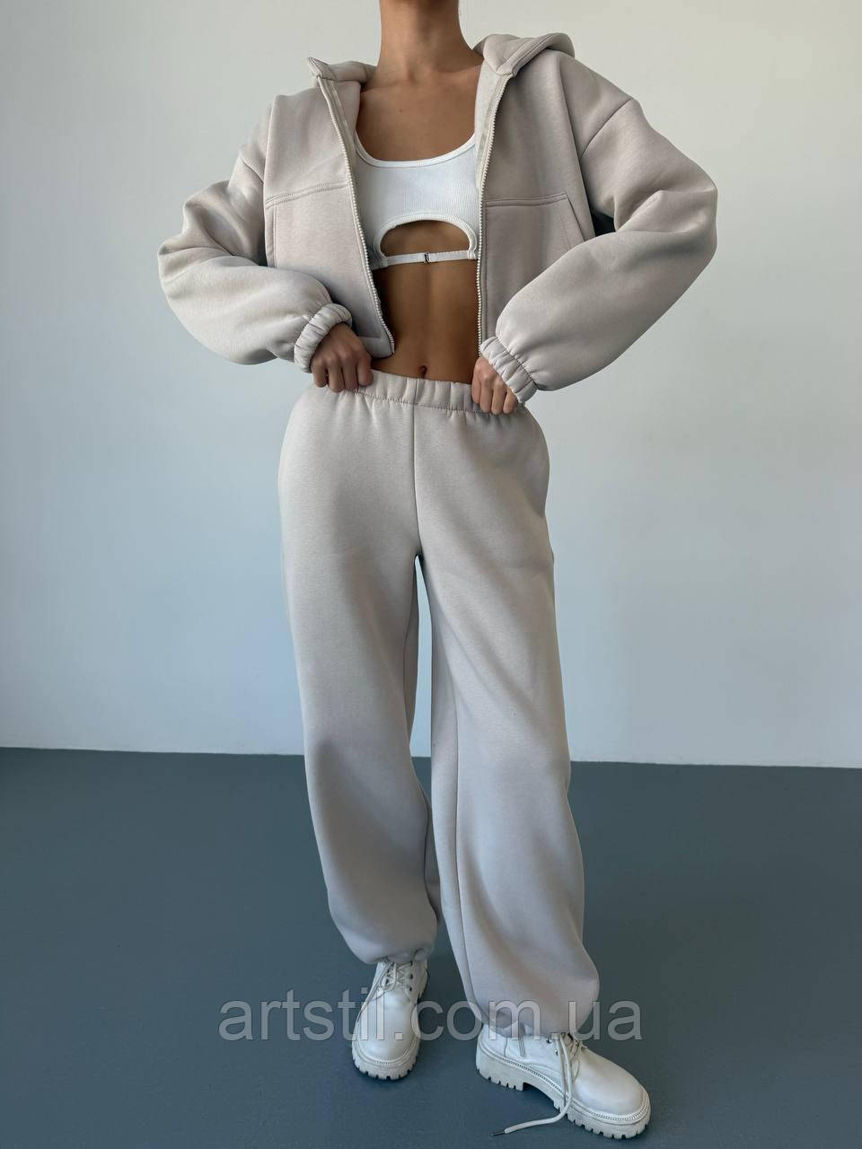 Утеплений жіночий костюм оверсайз з укороченим худі бежевий, фото 1