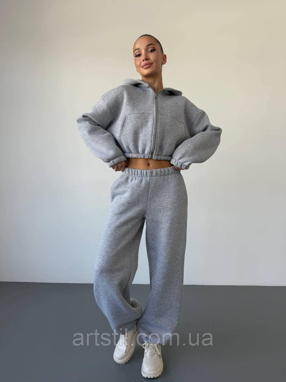 Утеплений жіночий костюм оверсайз з укороченим худі сірого кольору, фото 1