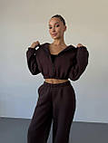 Утеплений жіночий костюм оверсайз з укороченим худі , темно-коричневого кольору, фото 3
