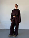 Утеплений жіночий костюм оверсайз з укороченим худі , темно-коричневого кольору, фото 4