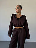 Утеплений жіночий костюм оверсайз з укороченим худі , темно-коричневого кольору, фото 6
