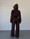 Утеплений жіночий костюм оверсайз з укороченим худі , темно-коричневого кольору, фото 5