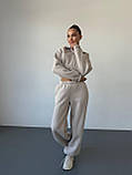 Утеплений жіночий костюм оверсайз з укороченим худі бежевий, фото 2