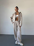 Утеплений жіночий костюм оверсайз з укороченим худі бежевий, фото 3