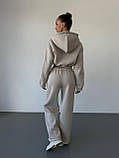 Утеплений жіночий костюм оверсайз з укороченим худі бежевий, фото 5