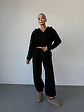Утеплений жіночий костюм оверсайз з укороченим худі чорний, фото 5