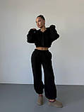 Утеплений жіночий костюм оверсайз з укороченим худі чорний, фото 6