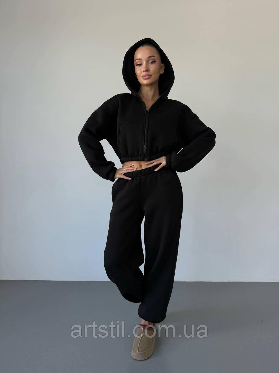 Утеплений жіночий костюм оверсайз з укороченим худі чорний, фото 1