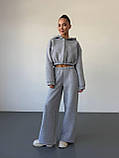 Утеплений жіночий костюм оверсайз з укороченим худі сірого кольору, фото 2