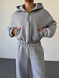 Утеплений жіночий костюм оверсайз з укороченим худі сірого кольору, фото 4