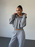 Утеплений жіночий костюм оверсайз з укороченим худі сірого кольору, фото 5