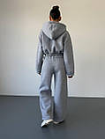 Утеплений жіночий костюм оверсайз з укороченим худі сірого кольору, фото 7