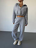 Утеплений жіночий костюм оверсайз з укороченим худі сірого кольору, фото 6