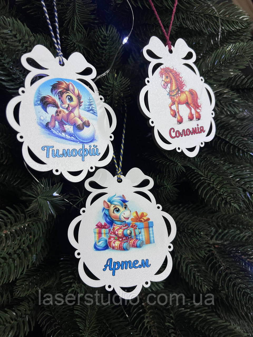 Дерев'яна іменна іграшка на ялинку з Конем символом 2026 року. Подарунки дітям на клас на день Святого Миколая, фото 1