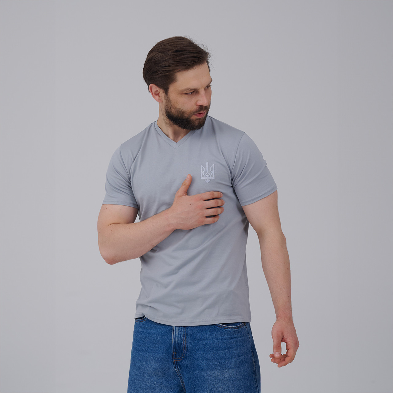 Футболка чоловіча сіра з V-вирізом "Тризуб" сіра вишивка, фото 1