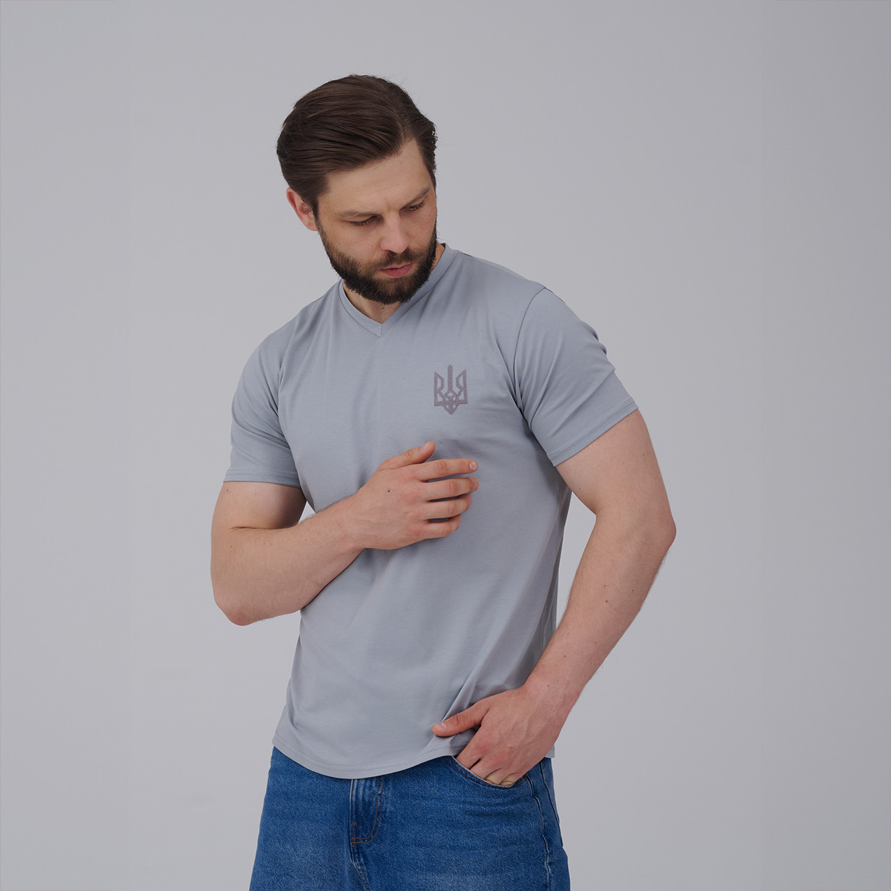 Футб сіра чоловіча з V-вирізом "Тризуб" темно-сіра вишивка, фото 1