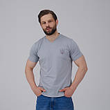 Футб сіра чоловіча з V-вирізом "Тризуб" темно-сіра вишивка, фото 2