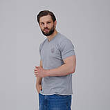 Футб сіра чоловіча з V-вирізом "Тризуб" темно-сіра вишивка, фото 9