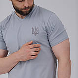 Футб сіра чоловіча з V-вирізом "Тризуб" темно-сіра вишивка, фото 4