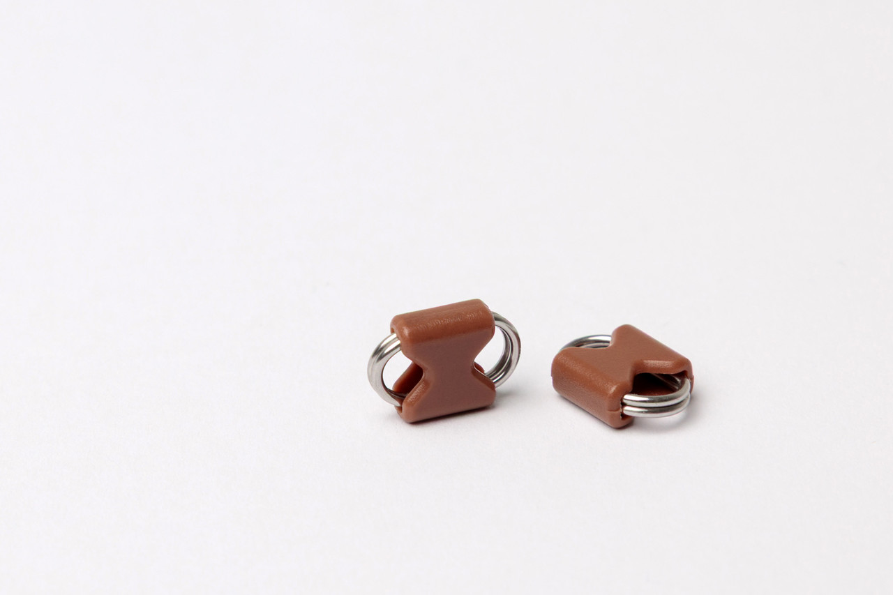 Спліт-кільце овальне Ynniwa з пластиковими вставками (Коричневий колір)