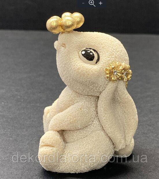 Шоколадна фігурка Зайка з квіткою золото