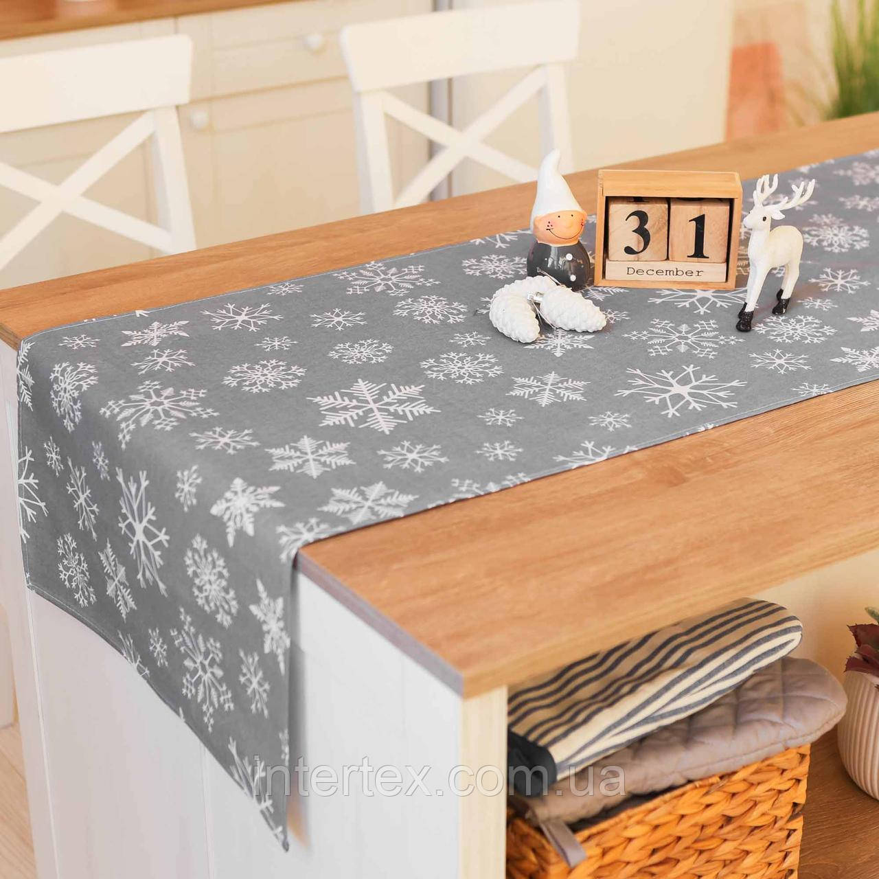 Новорічна скатертина-доріжка (раннер) "Сніжинки білі (на сірому)" 140х47см, фото 1