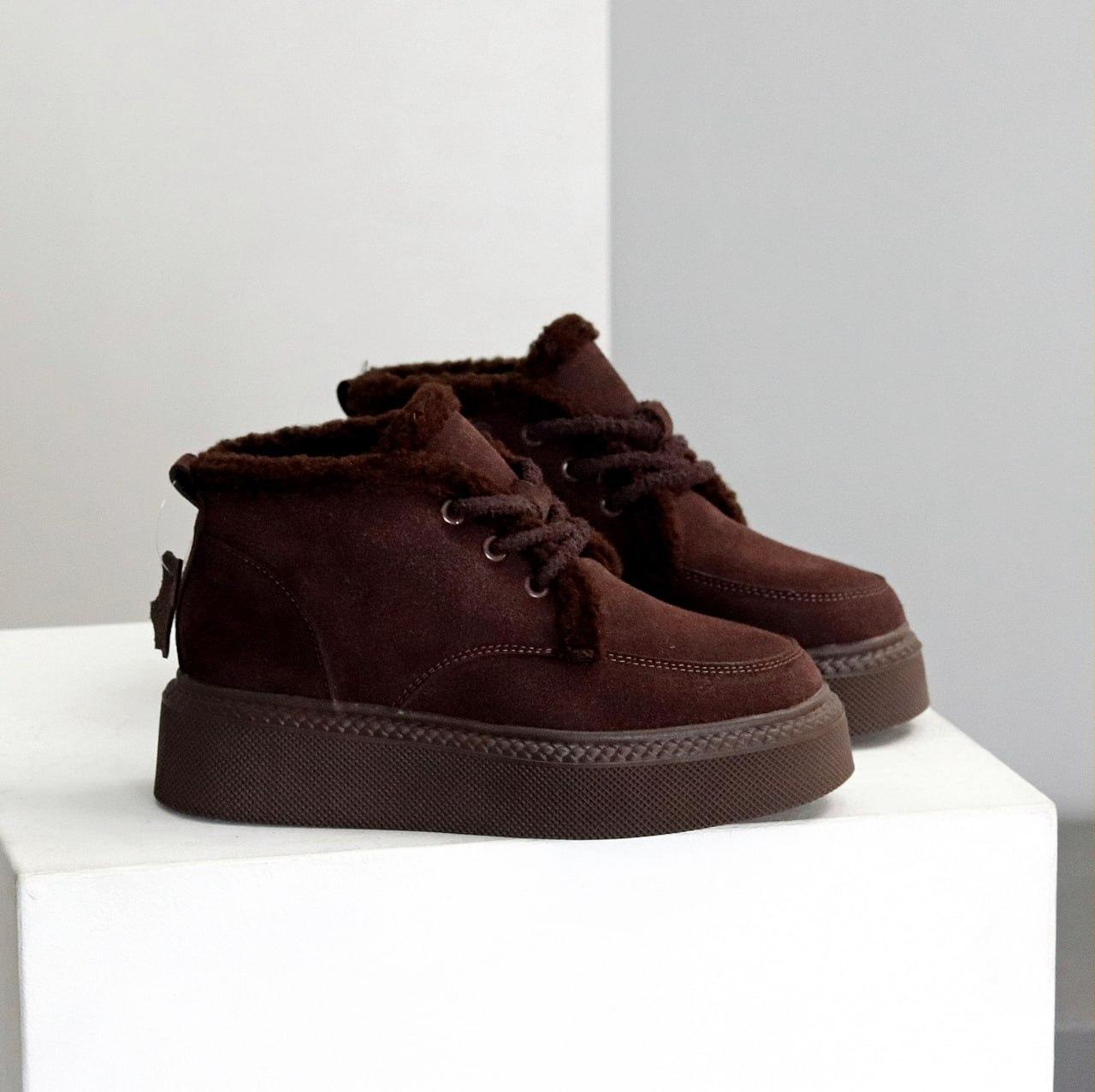 Жіночі зимові замшеві черевики на шнурівці коричневі натуральна замша