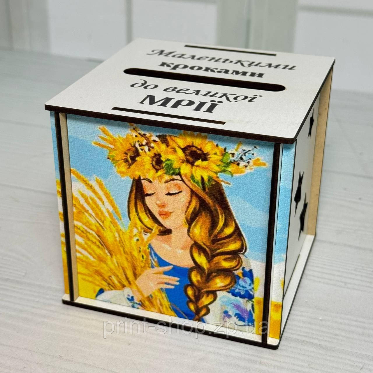 Копілка на мрію з дерева куб "Українка" Розмір 10.5*10.5 см, фото 1