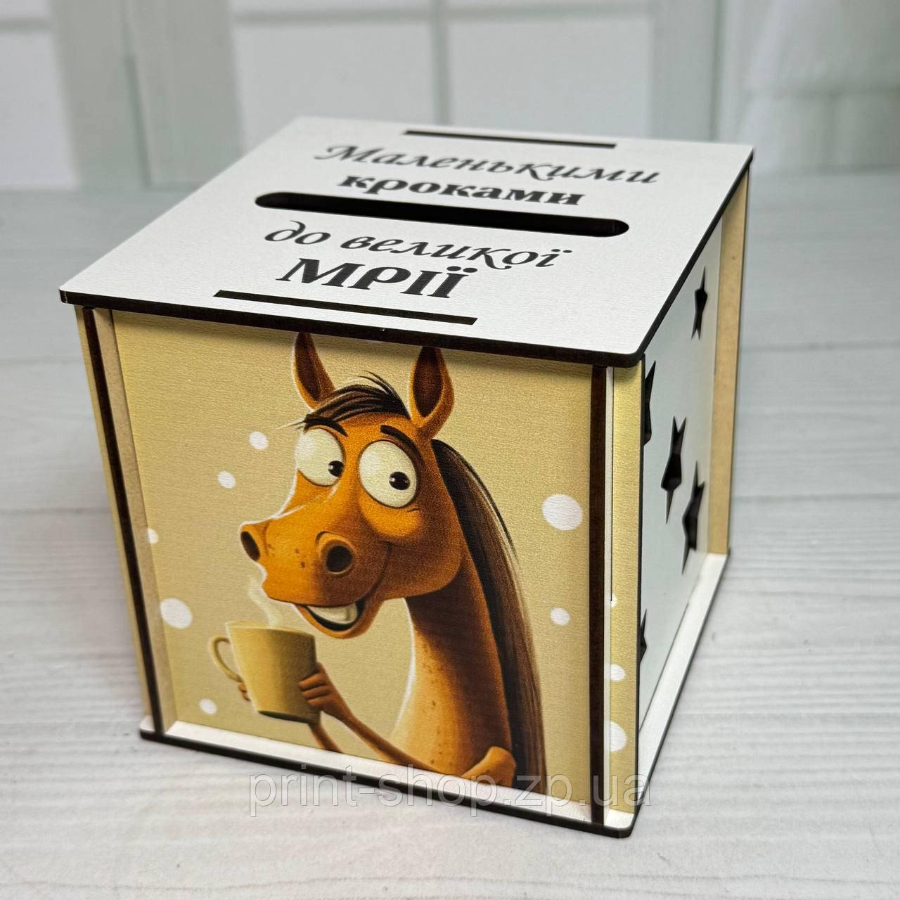 Копілка новорічна на мрію з дерева куб "Символ року 2026 Мадагаскар" Розмір 10.5*10.5 см ціна за шт, фото 1