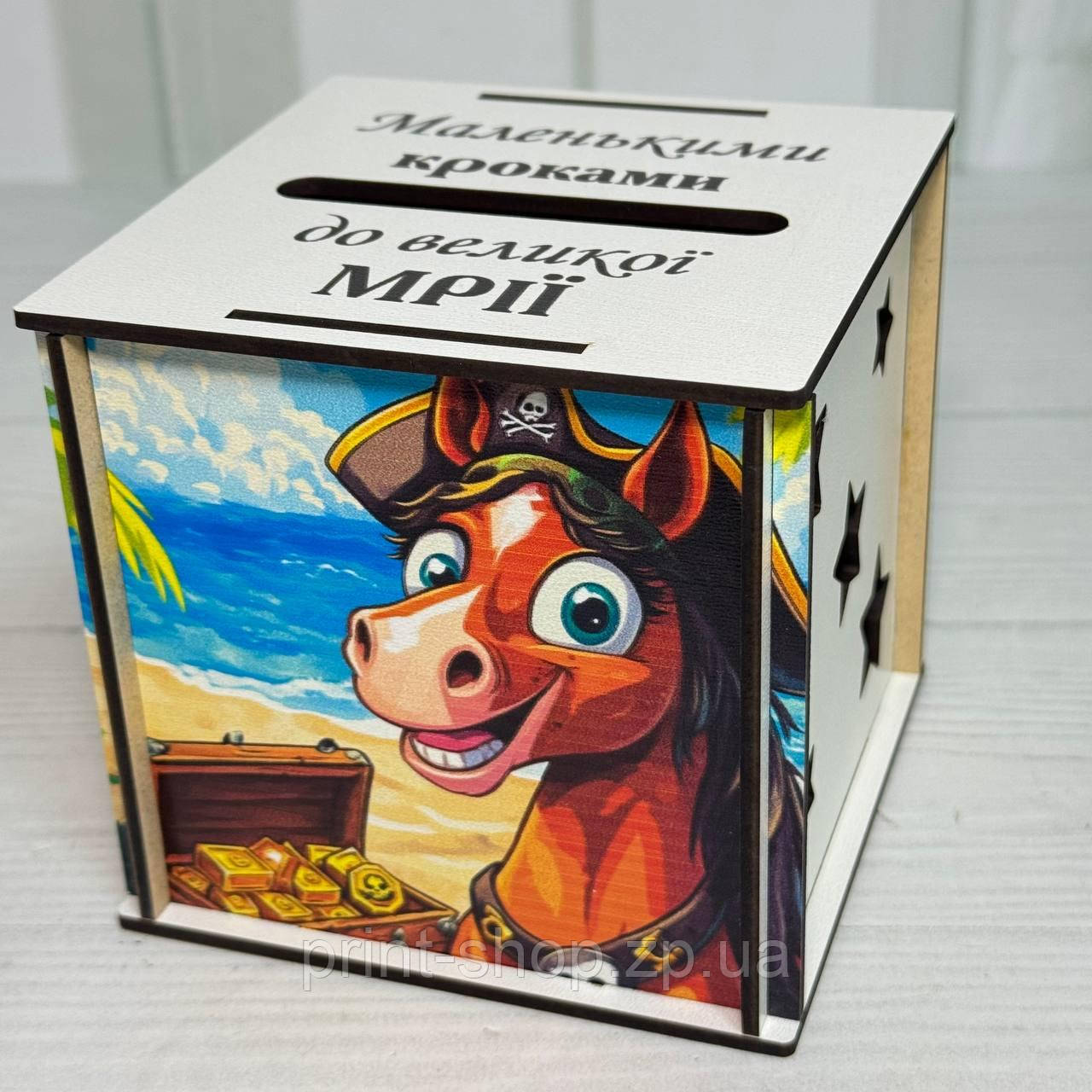 Копілка новорічна на мрію з дерева куб "Символ року 2026 Поні пірат" Розмір 10.5*10.5 см ціна за шт, фото 1