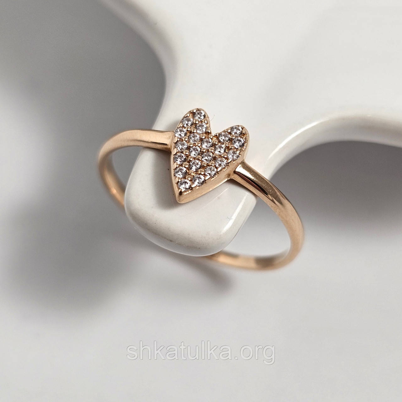 Каблучка золота жіноча з сердечком і розсипом білих цирконів, фото 1