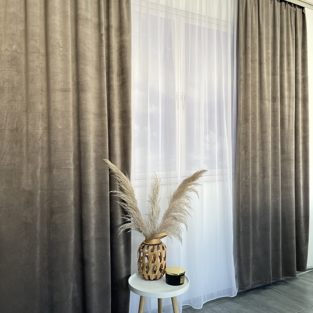 Штори оксамитові сіро-коричневого кольору з білим шифоновим тюлем ALBO (SHTN-930-14), фото 1