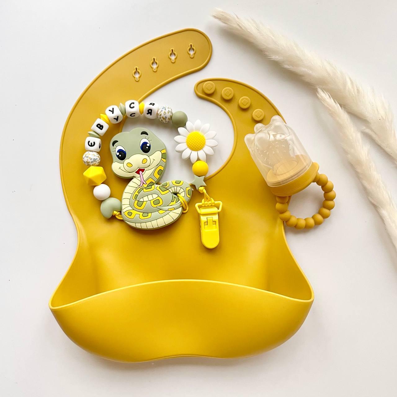 Подарунковий набір  для дівчинки із іменним гризунком Змія хакі на народження, виписку, хрестини, фото 1