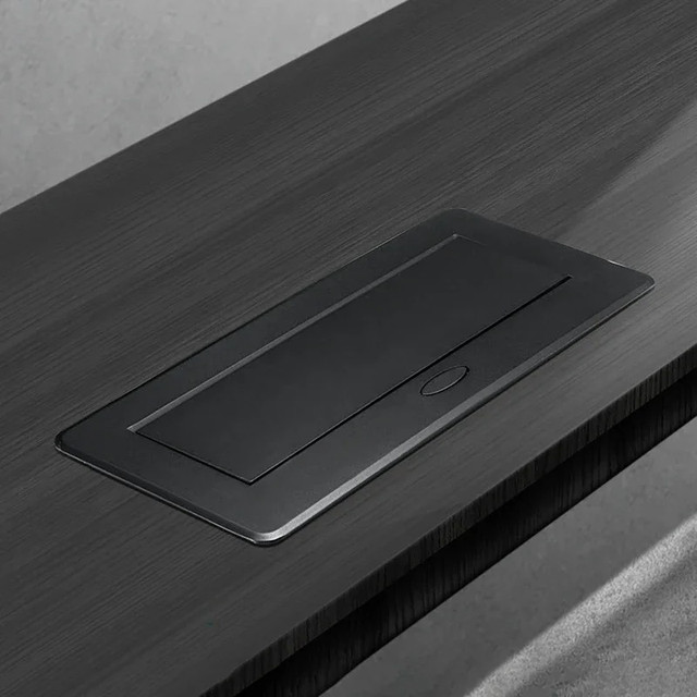 Вбудована потрійна розетка чорна