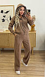 Кавовий теплий жіночий костюм на змійці з капюшоном зі щільного трикотажу, фото 7