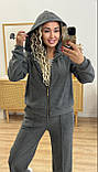 Сірий теплий жіночий костюм на змійці з капюшоном зі щільного трикотажу, фото 7